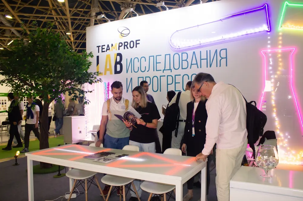 Стенд TEAMPROF LAB на Interlight Russia 2024: переговорный стол, гибкий неон и световые образцы