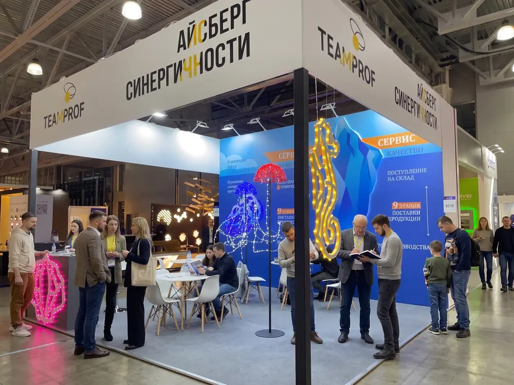 Стенд TEAMPROF на Interlight Russia 2025: двухуровневая конструкция, переговорные зоны, световые фигуры