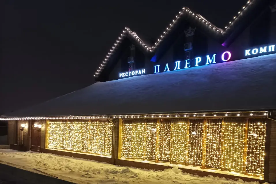 Ресторан «Палермо» зимой: световые занавесы в проёмах веранды, гирлянда по краю кровли